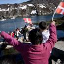 Tronarvingene ble møtt med danske og grønlandske flagg  (Foto: Veronica Melå, Det kongelige hoff)